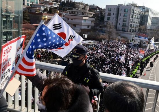 3일 아침 윤석열 대통령에 대한 체포영장 집행을 위해 공수처 관계자들이 서울 한남동 대통령 관저에 들어간 가운데 윤 대통령 지지자들이 관저 인근 한남동 도로에 모여 탄핵 반대 집회를 하고 있다. 허영한 기자