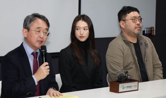 9일 서울 서초구 한국컨퍼런스센터에서 열린 '정명석(통칭 JMS) 대법원 선고 관련 기자간담회'에 피해자 메이플 씨가 김도형 교수의 설명을 듣고 있다. 왼쪽부터 김도형 단국대 교수, 메이플 씨, 조성현 '나는 신이다' 프로듀서. 이날 대법원은 준강간, 준유사강간 등으로 기소된 정 씨의 상고심에서 징역 17년을 선고한 원심을 확정했다. 조용준 기자