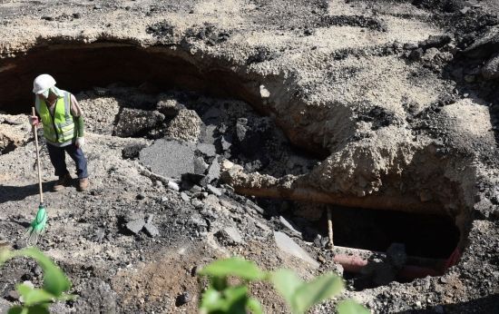 29일 서울 서대문구 연희동의 한 차도에서 땅꺼짐 현상(싱크홀)이 발생해 긴급복구 공사를 하고 있다. 이번 싱크홀 사고로 승용차가 빠져 탑승하고 있던 2명이 크게 다쳐 병원으로 이송됐다. 사진=조용준 기자 jun21@