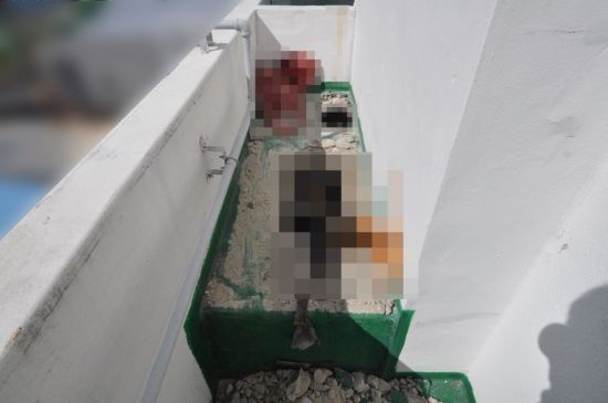 경남 거제시의 한 주거지 베란다 콘크리트 구조물 안에서 시신이 든 여행용 가방이 발견됐다. 경남경찰청 제공