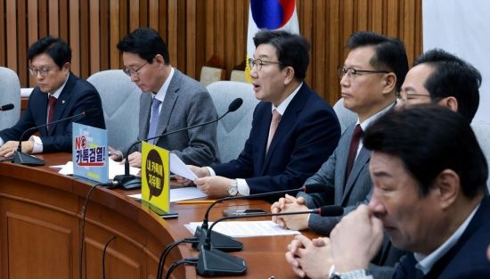 권성동 국민의힘 원내대표가 14일 국회에서 열린 원내대책회의에서 발언하고 있다. 김현민 기자