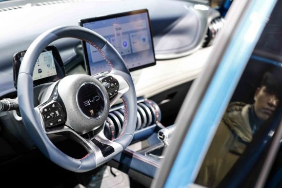 16일 인천 상상플랫폼에서 열린 중국 전기차 브랜드 'BYD 브랜드 런칭 미디어 쇼케이스'에서 국내 공식 출시한 BYD 아토3 내부가 공개되고 있다. 인천=강진형 기자