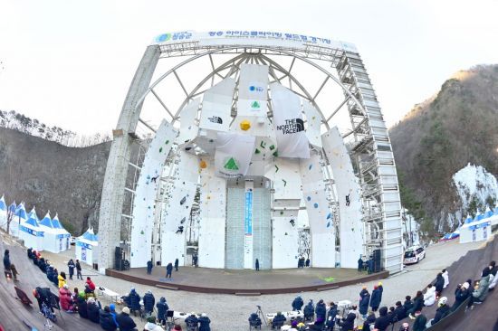 청송 전국 아이스클라이밍 선수권대회＆청송 ICE CLIMBING 페스티벌. 청송군 제공