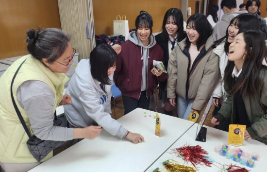 일본 오사카 하나조노 고등학교에서 한국 전통놀이 체험 행사를 진행하고 있다. 광주시교육청 제공