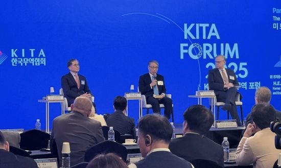 (왼쪽부터) 최석영 전 외교부 경제통상대사와 최병일 이화여대 명예교수, 마이클 비먼 전 미국 무역대표부(USTR) 대표보가 21일 오후 서울 강남구 그랜드 인터컨티넨탈 파르나스 호텔에서 한국무역협회(KITA) 주최로 열린 '2025 KITA 세계무역포럼'에서 한미 경제 협력의 미래를 주제로 토론하고 있다. 장희준 기자