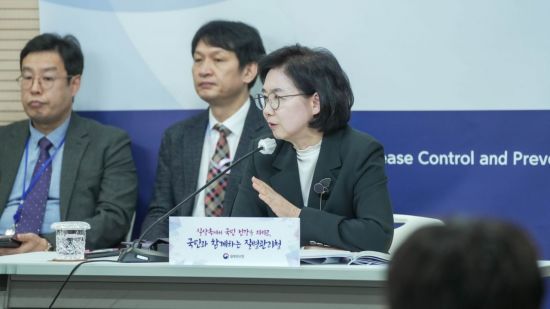 지영미 질병관리청장이 21일 충북 청주시 오송생명과학단지에서 열린 질병관리청의 '2025년 주요업무 추진 계획 발표'에서 취재진의 질의에 답변하고 있다. 질병관리청
