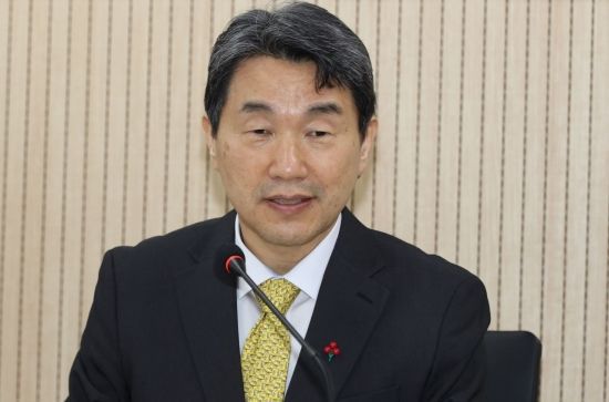 이주호 사회부총리 겸 교육부장관이 16일 서울 여의도 TP타워에서 열린 '함께 차담회' 인공지능(AI) 디지털 교과서 관련 예비교원들과 대화에서 발언을 하고 있다. 조용준 기자