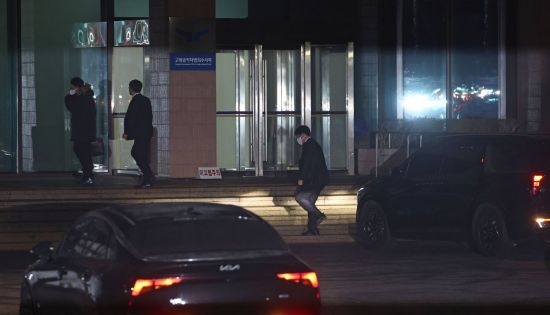 고위공직자범죄수사처 직원들이 20일 밤 구치소에서 철수한 뒤 경기 정부과천청사 공수처 청사로 복귀해 이동하고 있다. 연합뉴스