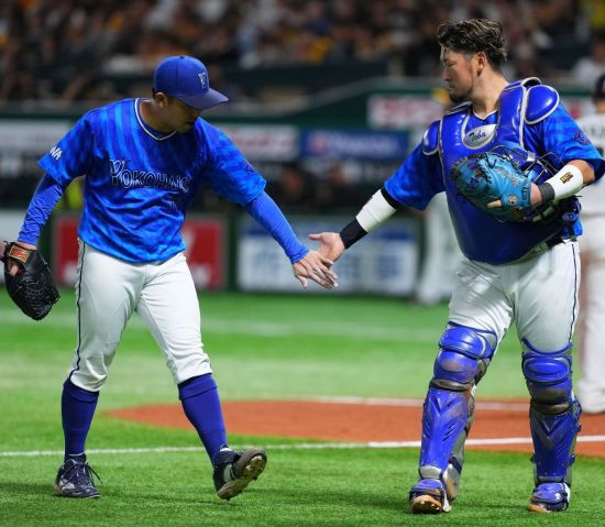 일본 프로야구 선수 아즈마 카츠키(좌). 요코하마 DeNa 베이스타즈 페이스북 캡처
