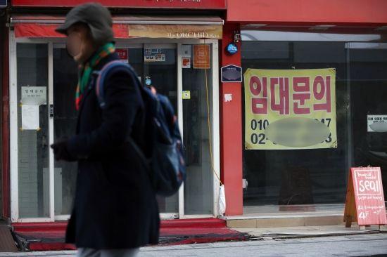 경기 침체, 내수부진 등 대내외적인 악재로 인해 소상공인들의 폐업이 급증하고 있는 가운데 26일 서울 신촌의 한 상가밀집지역에 빈점포들이 즐비하다. 이에 따라 소상공인 폐업 공제금 지금 규모도 올해 1조 3천억 원을 넘어 사상 최대치를 기록했다. 조용준 기자