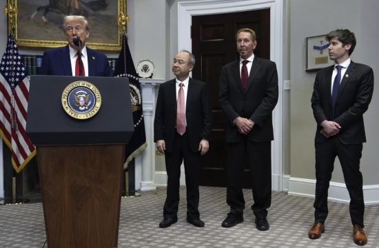 지난 21일 트럼프 미국 대통령과 기자회견에 참석한 래리 엘리슨 오라클 회장과 손정의 소프트뱅크 회장, 샘 올트먼 오픈AI CEO.