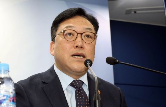 김병환 금융위원장이 22일 서울 종로구 정부서울청사에서 최근 현안에 대한 기자간담회에 참석해 발언하고 있다. 조용준 기자