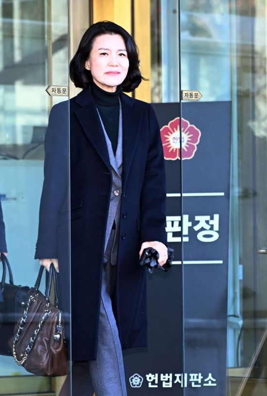 헌법재판소에서 탄핵소추안이 기각되면서 직무에 복귀하게 된 이진숙 방통위원장이 23일 서울 종로구 헌법재판소에서 열린 방통위원장 탄핵심판 청구 사건 선고를 마친 뒤 대심판정을 나오고 있다. 조용준 기자