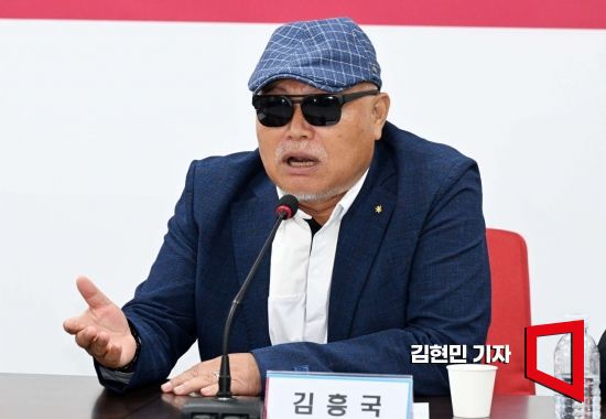 김흥국이 지난해 6월 서울 여의도 국민의힘 중앙당사에서 열린 2024 총선 지원 연예인 자원봉사단 간담회에서 인사말을 하고 있다. 김현민 기자