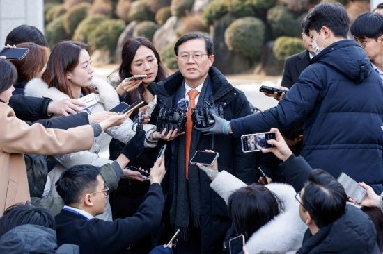 윤석열 대통령 변호인인 윤갑근 변호사가 14일 서울 종로구 헌법재판소에서 열린 '윤석열 대통령 탄핵심판 변론기일'에 참석해 취재진에게 입장을 밝히고 있다. 강진형 기자