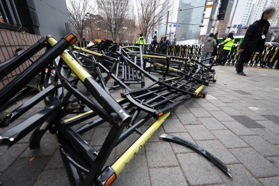 윤석열 대통령이 내란 우두머리 혐의로 구속되자 일부 지지자들이 서울서부지방법원 내부로 난입해 불법폭력사태를 일으킨지 하루가 지난 20일 오전 서울 마포구 서부지법앞에 경찰 바리게이트가 파손 된 채 그대로 남아 있다. 조용준 기자