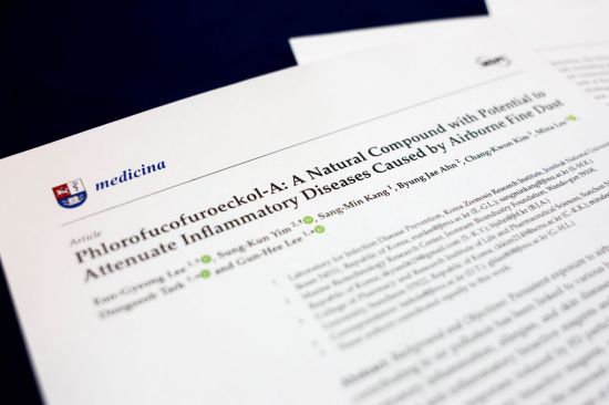 해양바이오연구센터가 수행한 ‘해조류 유래 미세먼지 독성 저감 물질 발굴 연구’ 결과가 국제 학술지 메디시나에 게재됐다. 완도군 제공