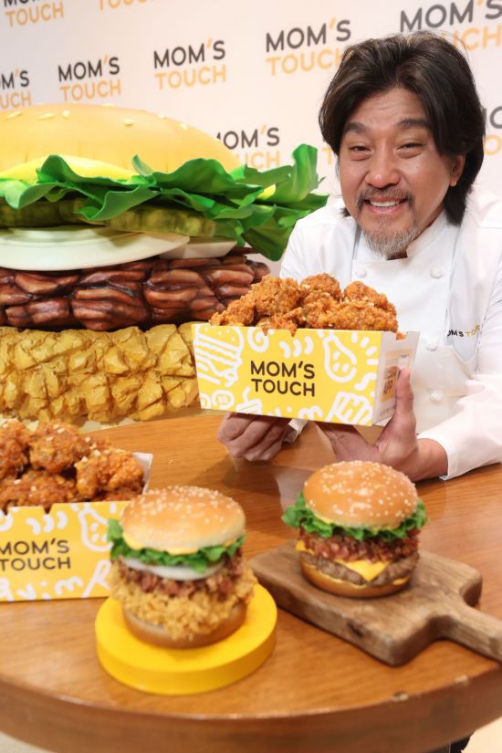 에드워드 리 셰프가 21일 오전 서울 중구 신라호텔 영빈관에서 열린 맘스터치-에드워드 리 협업 신메뉴 '에드워드 리 셰프 컬렉션 3종' 출시 기념 포토 이벤트에서 포즈를 취하고 있다. 연합뉴스