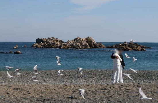 경주 봉길해변에서 바라본 문무왕수중릉