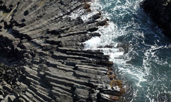 세계적으로도 가치가 있는 부채꼴 모양으로 누워있는 주상절리
