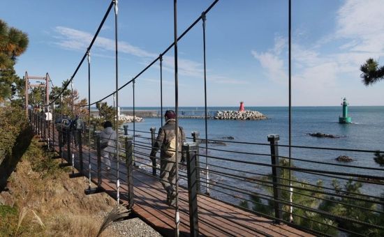 바다위 걷는 재미가 쏠쏠한 출렁다리