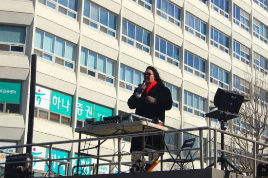 전남 보성 출신 보수 유튜버 안정권 씨가 8일 오후 광주 전일빌딩245 인근 금남로 거리에서 '윤석열 탄핵 반대' 집회에 참석해 발언하고 있다. 송보현 기자