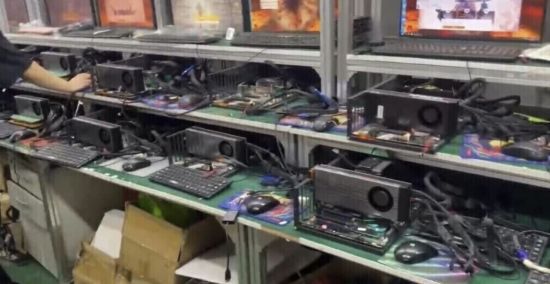 대중 수출 제한을 받지 않는 일반 GPU를 연결해 만든 일명 'GPU 농장'. 바이두 캡처