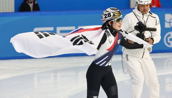김길리가 8일 중국 하얼빈 헤이룽장 빙상훈련센터 다목적홀에서 열린 하얼빈 동계아시안게임 쇼트트랙 여자 1500m 결승에서 금메달을 차지한 뒤 기뻐하고 있다.  [사진 제공= 연합뉴스]