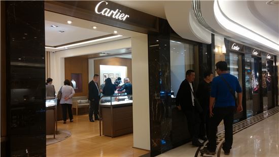 갤러리아 명품관 이스트 1층에 위치한 까르띠에 매장.