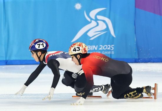 박지원(왼쪽)과 중국 린샤오쥔(한국명 임효준)이 9일 중국 하얼빈 헤이룽장 빙상훈련센터에서 열린 동계아시안게임 쇼트트랙 남자 5000m 계주 결승 경기에서 치열한 자리 다툼을 하고 있다.   [사진 제공= 연합뉴스]