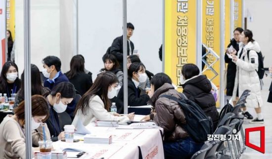 지난 14일 서울 서초구 aT센터에서 열린 '2025 공공기관 채용정보박람회'에 참가한 구직자들이 채용상담을 받고 있다.