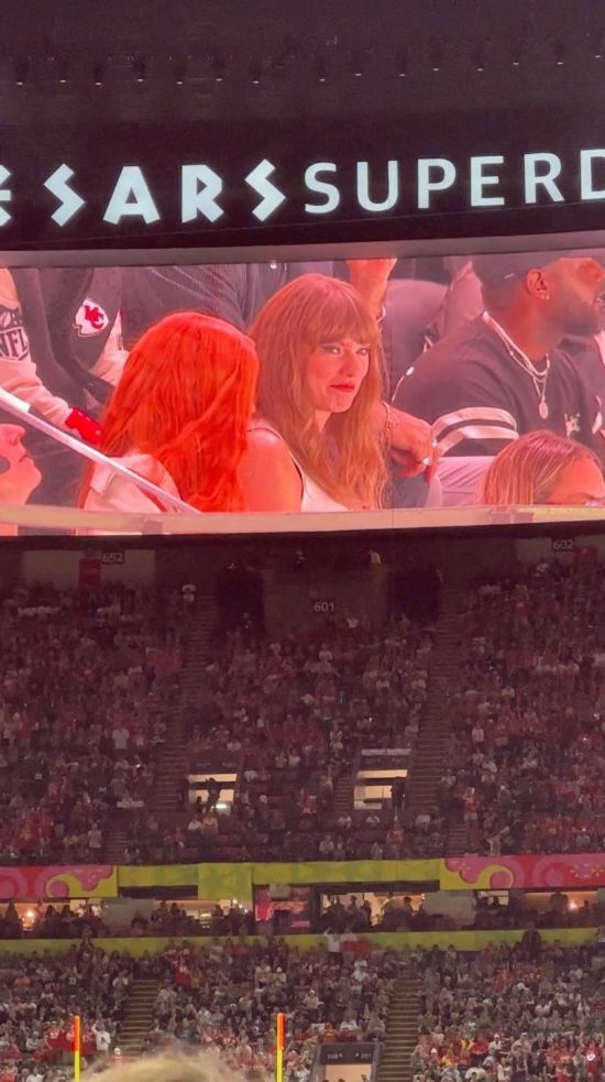 1쿼터가 끝난 후 경기를 관람 중인 스위프트의 모습이 경기장 내 전광판에 나타나자 일부 관장들은 그에게 야유를 보냈다. 스위프트는 자신이 야유받는다는 것을 깨달은 뒤 살짝 곁눈질하며 코를 찡그리는 모습을 보였다. 로이터·연합뉴스