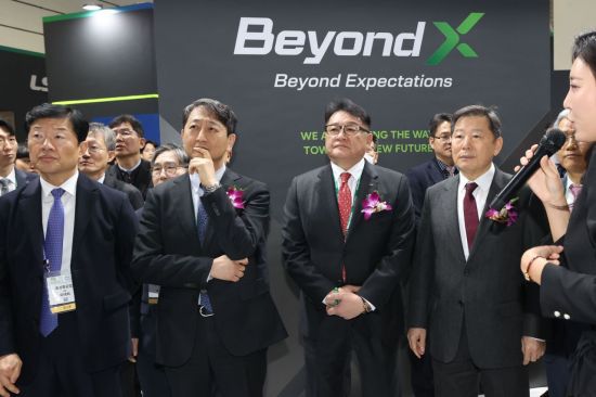 안덕근 산업통상자원부 장관, 구자균 LS일렉트릭 회장 등이 12일 서울 강남구 코엑스에서 열린 '코리아스마트그리드엑스포 2025'에서 LS일렉트릭 부스를 둘러보고 있다. 연합뉴스