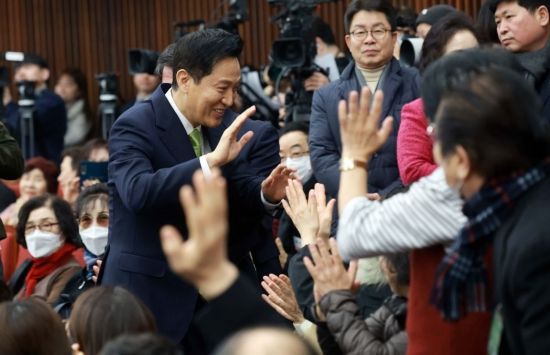 오세훈 서울시장이 12일 국회도서관에서 열린 '87체제 극복을 위한 지방분권 개헌 토론회'에서 참석자들과 인사하고 있다. 2025.2.12 김현민 기자