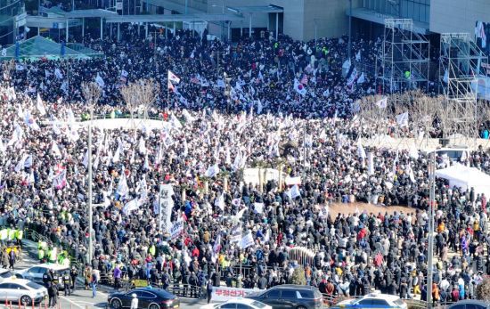 8일 오후 동대구역 광장에서 개신교 단체 세이브코리아가 국가비상기도회를 열고 윤석열 대통령 탄핵 반대와 석방을 촉구하고 있다. 연합뉴스