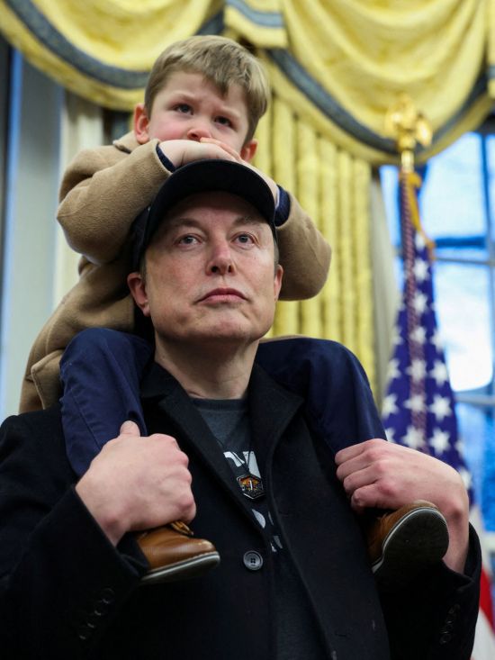 앞서 머스크는 전날 백악관 집무실 회견에 만 4세 아들인 '엑스 애시 에이 트웰브'(X Æ A-Xii)를 목말 태우고 등장했고, 자신이 트럼프 대통령이 앉은 '결단의 책상' 옆에 서서 약 30분간 발언하는 동안 아들을 앞에 세워뒀다. 어린아이는 아버지가 얘기하는 동안 코를 파거나 하품하고, 트럼프 대통령 옆에 바짝 다가가 그를 쳐다보거나 책상에 매달려 주저앉는 등 천진난만한 모습을 보여 시선을 끌었다. 로이터·연합뉴스