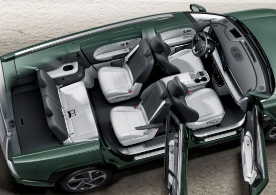 현대차 아이오닉9 실내 모습. 2열 시트는 180도 회전 가능해 3열 시트와 마주보는 형태로 조정하면 실내 공간을 최대한 활용할 수 있다.(제공=현대차)