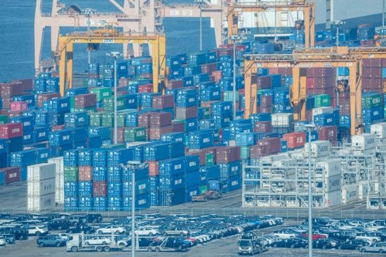 도널드 트럼프 대통령이 미국으로 수입되는 철강·알루미늄 제품에 대한 예외 없는 25% 관세 부과 포고문에 서명한데 이어 자동차와 반도체 등에 대한 관세 부과도 검토중이라고 밝힌 가운데 13일 경기 평택항에 컨테이너가 쌀여 있다.  2025.2.13. 강진형 기자