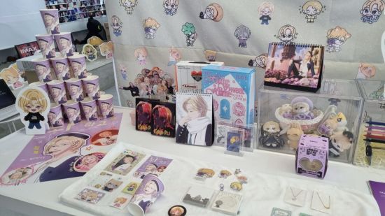 박지운씨(32·여)는 지난 8~9일 부산과 대구에 위치한 버추얼(가상) 아이돌 멤버 노아의 생일카페 6곳을 방문했다. 노아의 생일 관련 굿즈들. 박지운씨 제공