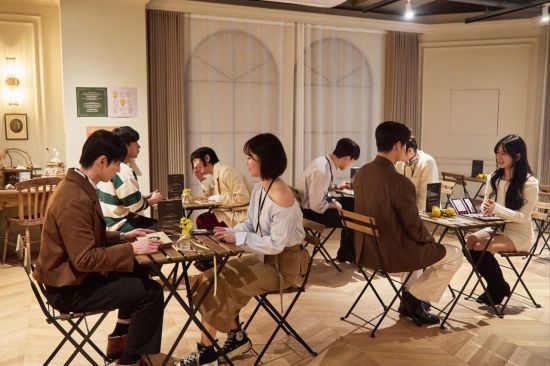 서울 용산구 한화손해보험 한남사옥에서 14일 열린 ‘설렘, 아트나잇’ 미혼남녀 만남행사에서 참가자들이 대화를 나누고 있다. 한화손해보험 제공