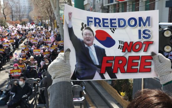 윤석열 대통령 탄핵심판 8차 변론이 열린 13일 서울 종로구 안국역사거리에서 대한민국바로세우기국민운동본부(대국본) 및 윤석열 대통령 지지자들이 탄핵 반대 집회를 하고 있다. 연합뉴스