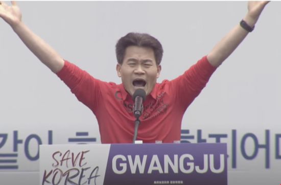 전한길 한국사 강사. 전씨는 지난 15일 보수성향 개신교 단체 세이브코리아가 주최한 국가비상기도회에서 "계몽령을 통해 국민들 일깨워준 윤 대통령 석방하라"고 목소리를 높였다. 유튜브 갈무리