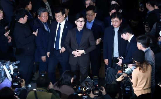 한동훈 국민의힘 대표가 4일 새벽 국회에서 비상계엄 해제요구 결의안이 가결된 후 입장을 밝히고 있다. 윤석열 대통령은 3일 밤 긴급 성명을 통해 비상계엄을 선포했다. 김현민 기자