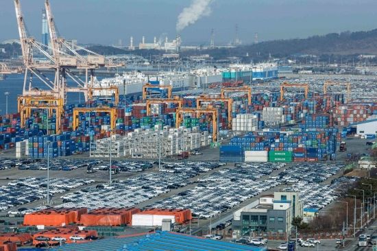 이달 경기 평택항에 수출용 자동차가 선적 대기한 모습