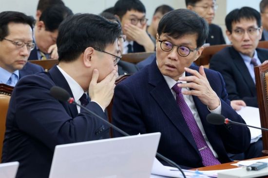 이창용 한국은행 총재(사진 오른쪽)와 김범석 기재부 1차관이 18일 국회에서 열린 기획재정위원회 전체회의에 참석해 대화하고 있다.