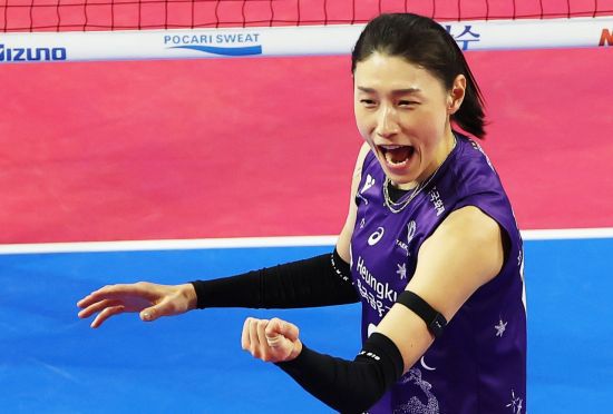 김연경이 지난 13일 경기도 화성종합경기타운 실내체육관에서 열린 프로배구 V리그 여자부 IBK기업은행 알토스와의 경기에서 득점에 성공한 뒤 기뻐하고 있다.  [사진 제공= 연합뉴스]