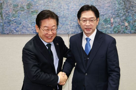 더불어민주당 이재명 대표와 김경수 전 경남도지사가 13일 국회에서 만나 악수를 하고 있다. 2025.2.13 [공동취재단] 연합뉴스