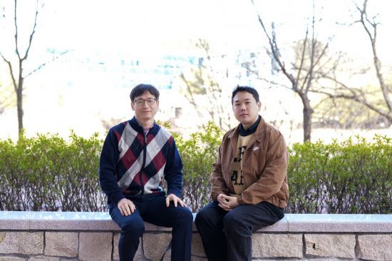 김봉수 교수(좌측)과 이명재 연구원. UNIST 제공