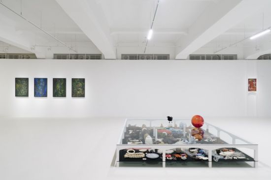 3전시관 전경. 오른쪽 바닥 전시물이 '정원과 작업장’. 일민미술관 제공