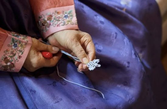 매듭을 만드는 모습. 펜디(FENDI)